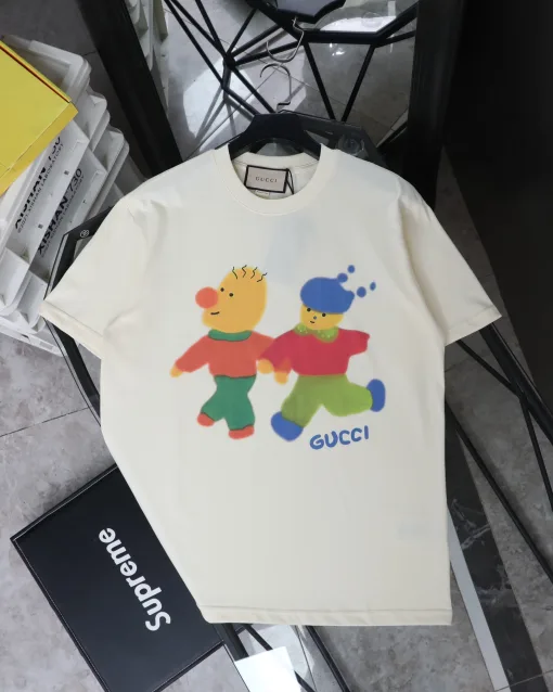 Hochwertiger Gucci-Stil mit kurzen Ärmeln und schwarzem Print