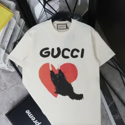 Luxus-Gucci-Kollektion mit kurzem Ärmel und Beige-Print