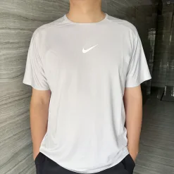 Hochwertige Nike Kurzarm-Sweatshirt aus grauer Seide mit atmungsaktivem Stil