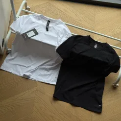 Luxuriöse Lululemon Kurzarm-Kollektion in Schwarz mit Patchwork-Muster