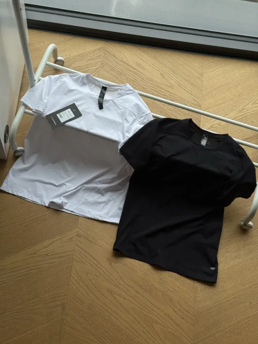 Luxuriöse Lululemon Kurzarm-Kollektion in Schwarz mit Patchwork-Muster