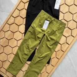Hochwertige Lululemon-Hose im atmungsaktiven Stil