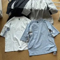 Hochwertige Adidas Kurzarm-Kollektion aus schwarzem Polyester mit Logo