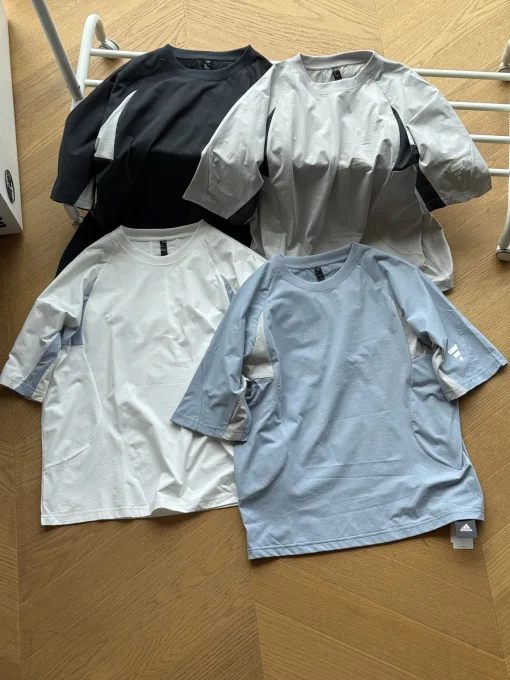 Hochwertige Adidas Kurzarm-Kollektion aus schwarzem Polyester mit Logo