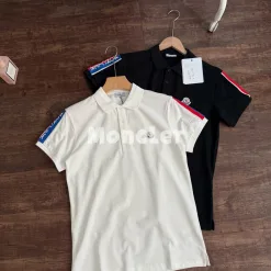 Hochwertiges Moncler Poloshirt im schwarzen Logo-Stil