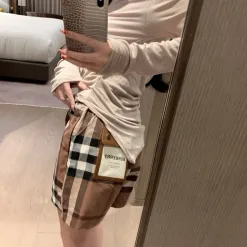 Burberry Shorts in Premium-Qualität, braunes Leder, Luxus
