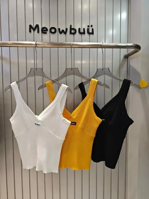 Hochwertige Miu Miu Hosenträger im weißen Strick-Logo-Stil
