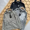 Hochwertige Descente Sonnenschutzkleidung im schwarzen Logo-Stil