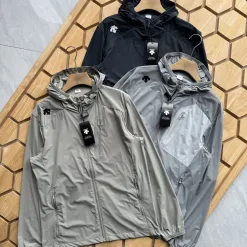 Hochwertige Descente Sonnenschutzkleidung im schwarzen Logo-Stil