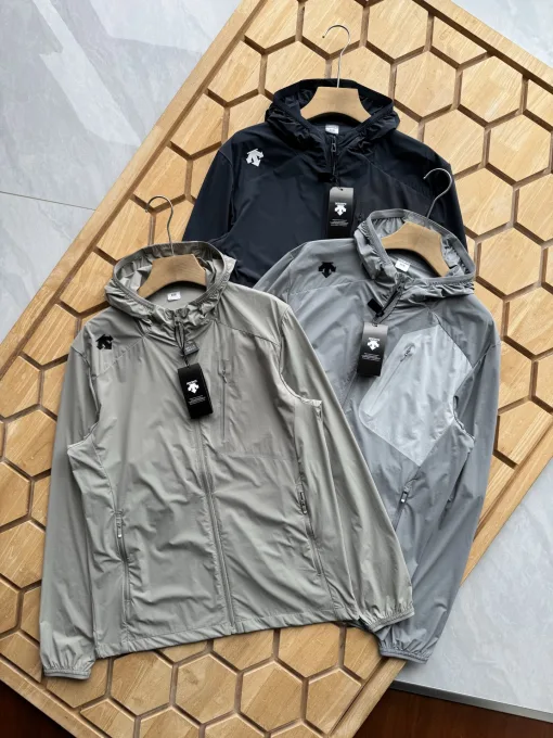 Hochwertige Descente Sonnenschutzkleidung im schwarzen Logo-Stil