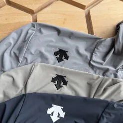 Hochwertige Descente Sonnenschutzkleidung im schwarzen Logo-Stil