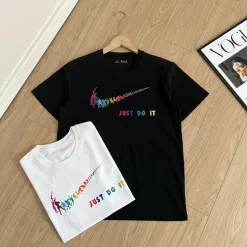 Hochwertige Nike Kurzarm-Kollektion mit schwarzem Logo