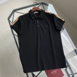 Hochwertige Burberry T-Shirts in Schwarz, bestickte Kollektion
