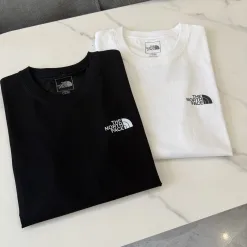 Bestseller der The North Face Kurzarm-Kollektion mit schwarzem Print