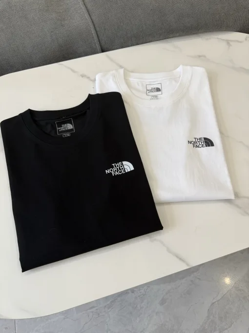 Bestseller der The North Face Kurzarm-Kollektion mit schwarzem Print