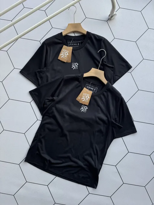 Hochwertige Loewe Kurzarm-Sportbekleidung im schwarzen Logo-Stil