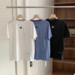 Bestseller: Kurzarmhemden von Descente im schwarzen Logo-Stil