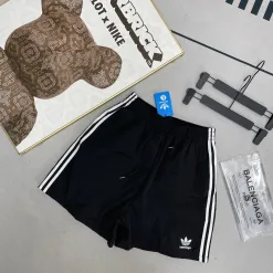 Hochwertige Balenciaga-Shorts im Logo-Stil