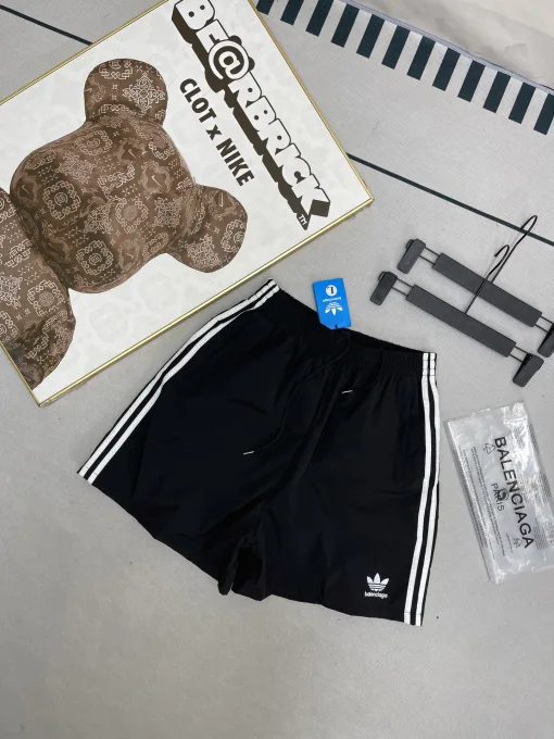Hochwertige Balenciaga-Shorts im Logo-Stil