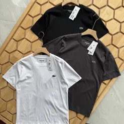 Hochwertige Lacoste Kurzarm-Kollektion mit schwarzem Druck