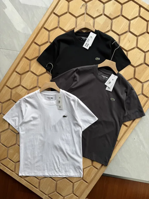 Hochwertige Lacoste Kurzarm-Kollektion mit schwarzem Druck