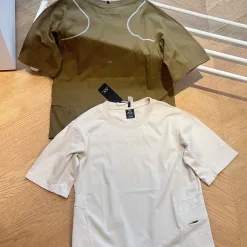 Hochwertige Oakley Kurzarmshirts im weißen Logo-Stil