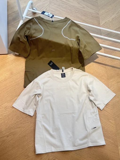 Hochwertige Oakley Kurzarmshirts im weißen Logo-Stil