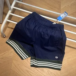Luxuriöse Adidas Shorts im Patchwork-Stil