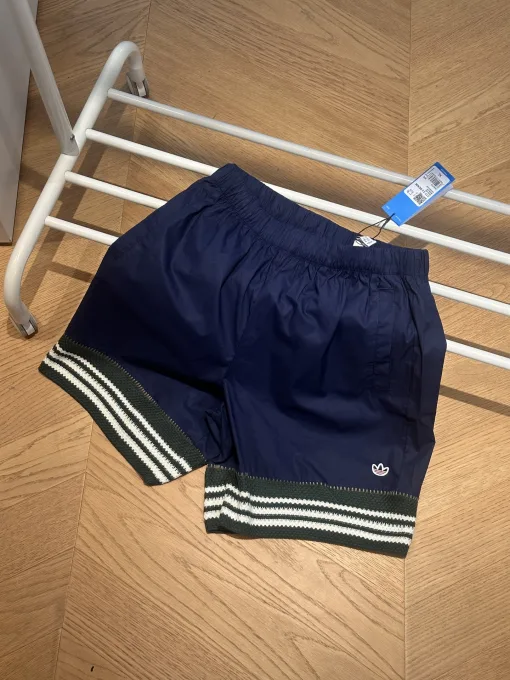 Luxuriöse Adidas Shorts im Patchwork-Stil