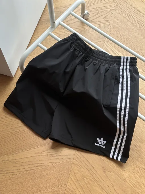 Hochwertige Balenciaga-Shorts im Logo-Stil