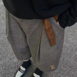Luxuriöse Louis Vuitton Shorts aus Wildleder im klassischen Stil