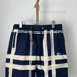 Luxus-Shorts von Burberry in Marineblau, Polyester, lässiger Stil
