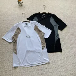 Luxuriöse Kurzarm-Kollektion von Oakley mit schwarzem Logo