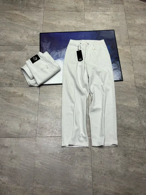 Luxus-Jeans von Versace im klassischen Blue Denim-Stil
