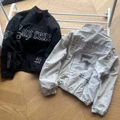 Hochwertiger Supreme-Mantel im weißen Logo-Stil