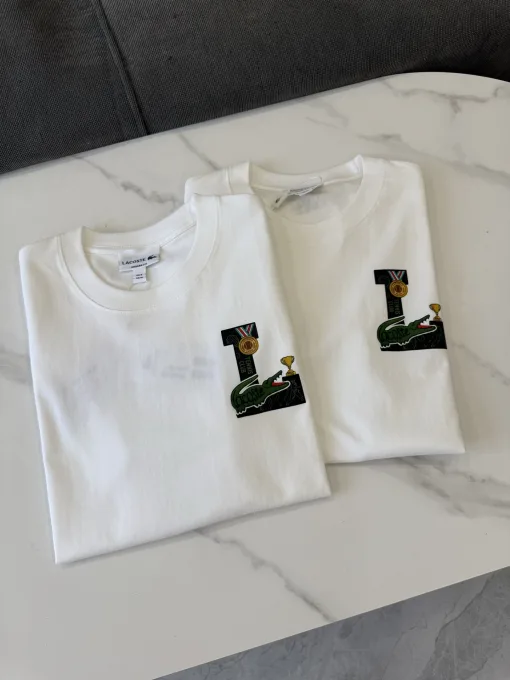 Premium Lacoste Kurzarm-Kollektion aus weißer, atmungsaktiver Baumwolle