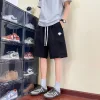 Premium Descente Shorts im schwarzen Logo-Stil