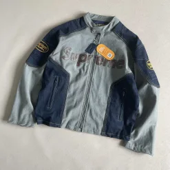 Hochwertiger Supreme-Mantel aus schwarzer Baumwolle im Logo-Stil