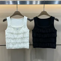 Hochwertige Chanel-Weste im weißen Strickstil