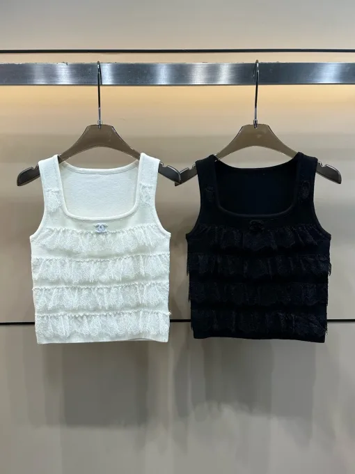 Hochwertige Chanel-Weste im weißen Strickstil