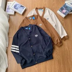 Premium Adidas Mäntel Beige Klassischer Stil