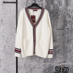 Hochwertige Gucci-Hemden in weißem Strick im Preppy-Stil