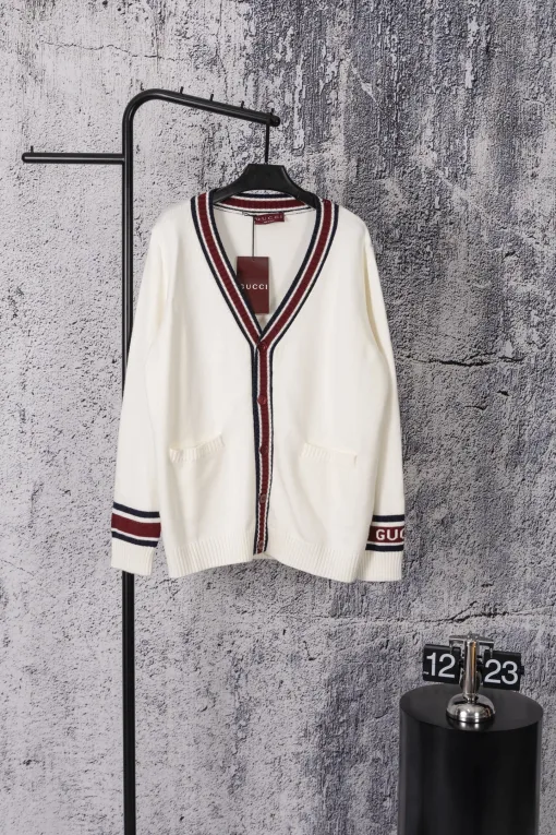Hochwertige Gucci-Hemden in weißem Strick im Preppy-Stil