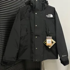 Luxusjacken von The North Face im klassischen Stil