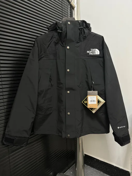Luxusjacken von The North Face im klassischen Stil