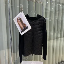 Hochwertige Moncler Daunenjacke im weißen Patchwork-Stil