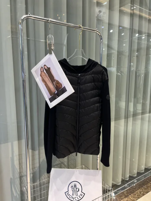 Hochwertige Moncler Daunenjacke im weißen Patchwork-Stil