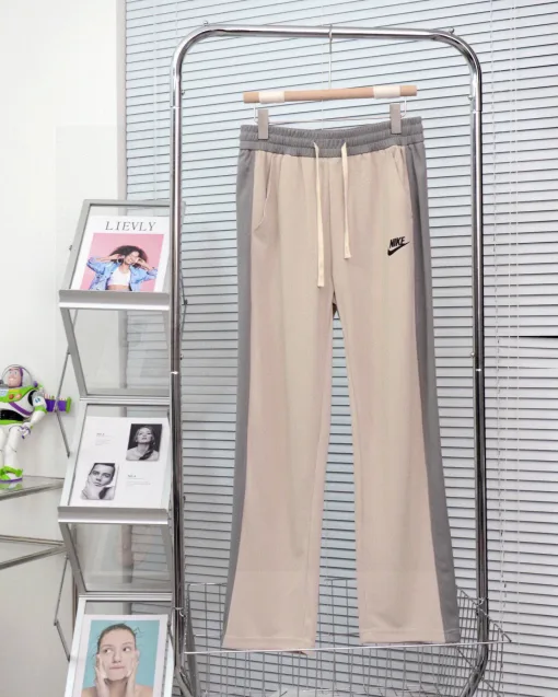 Hochwertige Nike Straight-Leg-Hose in schwarzem Baumwoll-Print-Stil
