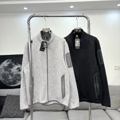 Hochwertiger Descente Mantel aus schwarzem Fleece, atmungsaktiv, luxuriös
