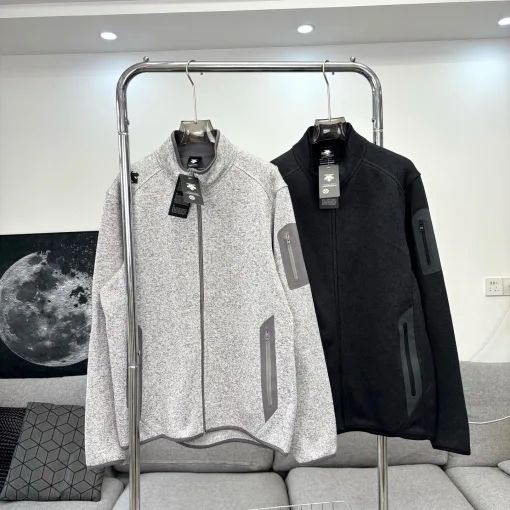 Hochwertiger Descente Mantel aus schwarzem Fleece, atmungsaktiv, luxuriös